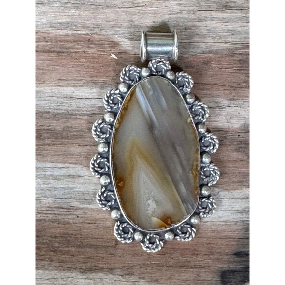 Vintage Silver & Agate Oval Pendant With Intricate Floral Design 29.04g - Picture 4 of 8